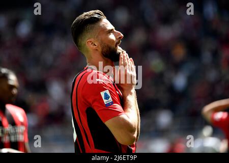 Milano, Italia. 01st maggio 2022. Olivier Giroud dell'AC Milan reagisce durante la Serie a 2021/2022 partite di calcio tra l'AC Milan e l'ACF Fiorentina allo stadio San Siro di Milano (Italia), maggio 1st 2022. Foto Andrea Staccioli/Insidefoto Credit: Ininsidefoto srl/Alamy Live News Foto Stock