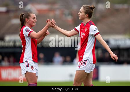 Londra, Regno Unito. 01st maggio 2022. Londra, Regno Unito. 01st maggio 2022. Noelle Maritz (16 Arsenal) si congratula con Vivianne Miedema (11 Arsenal) per aver segnato il suo secondo gol al Barclays fa Womens Super League gioco tra Arsenal e Aston Villa a Meadow Park a Londra, Inghilterra. Liam Asman/SPP Credit: SPP Sport Press Photo. /Alamy Live News Credit: SPP Sport Press Photo. /Alamy Live News Foto Stock