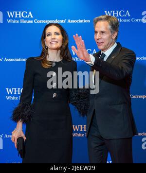 Evan Ryan, a sinistra, e Antony Blinken arriveranno per la cena annuale 2022 della White House Correspondent Association al Washington Hilton Hotel sabato 30 aprile 2022. Questa è la prima volta dal 2019 che la WHCA ha tenuto la sua cena annuale a causa della pandemia COVID-19. Credito: Rod Lamkey / CNP /MediaPunch Foto Stock