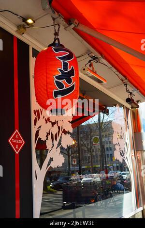 Primo piano di una lanterna rossa di fronte a un ristorante giapponese ramen nel quartiere giapponese di Immermannstraße a Düsseldorf, Germania. Foto Stock