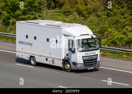 Furgone CF GeoAmey bianco DAF; traffico veicolare nel Regno Unito, trasporti, veicoli moderni, furgoni commerciali, Direzione sud sull'autostrada 3 Lane M6. Foto Stock