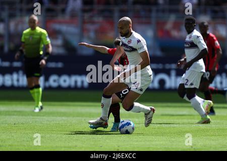 Milano, Italia. 01st maggio 2022. Milano, Italia. 01st maggio 2022. Sofyan Amrabat dell'AFC Fiorentina controlla la palla durante la Serie A match tra AC Milan e ACF Fiorentina allo Stadio Giuseppe Meazza il 1 2022 maggio a Milano. Credit: Marco Canoniero/Alamy Live News Credit: Marco Canoniero/Alamy Live News Foto Stock