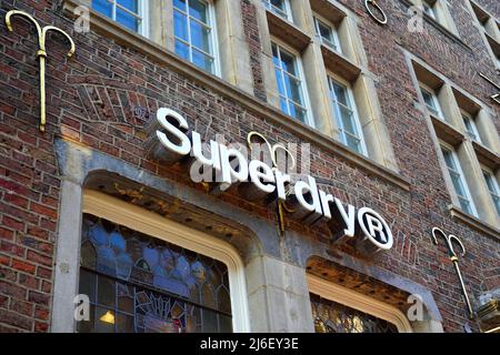 Acquista il logo di un negozio Superdry a Düsseldorf/Germania. Foto Stock