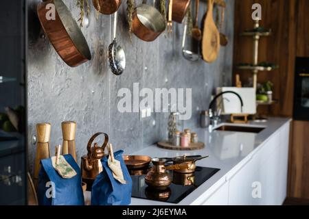 Cucina rack da parete per appendere le pentole, padelle, grembiuli e altri utensili per una efficiente organizzazione, storage e decorazioni Foto Stock