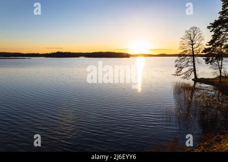 Il cielo colorato e l'acqua nel lago si riflette al tramonto Foto Stock