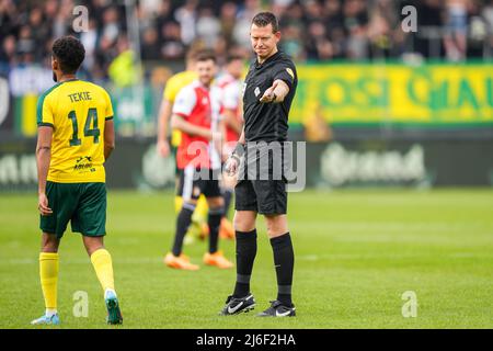 Sittard - Referee Allard Lindhout durante la partita tra Fortuna Sittard e Feyenoord presso lo Stadion Fortuna Sittard il 1 maggio 2022 a Sittard, Paesi Bassi. (Da Box a Box Pictures/Yannick Verhoeven) Foto Stock