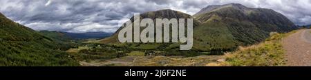 Panorama a più immagini della catena ben Nevis tratto dalla West Highland Way. Foto Stock