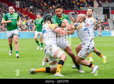 LONDRA, REGNO UNITO. 01, maggio 2022. Curtis Rona Luna of London Irish (centro) è affrontato durante Gallagher Premiership Rugby Match Round 24 - London Irish vs Wasps al Community Stadium di domenica 01 maggio 2022. LONDRA INGHILTERRA. Credit: Taka G Wu/Alamy Live News Foto Stock