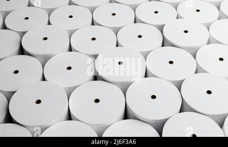 Gruppo di rotoli di carta bianca in fabbrica industriale per lo stoccaggio di fondo. Concetto di produzione e produzione. 3D rendering dell'illustrazione Foto Stock