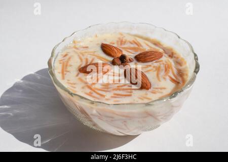 Piatto di vermicelli dolci chiamato Seviyan ki kheer o khurma puro popolare in India e Pakistan. Il fagiolo di Sevaiyaan guarnito con mandorle servite in ciotola Foto Stock