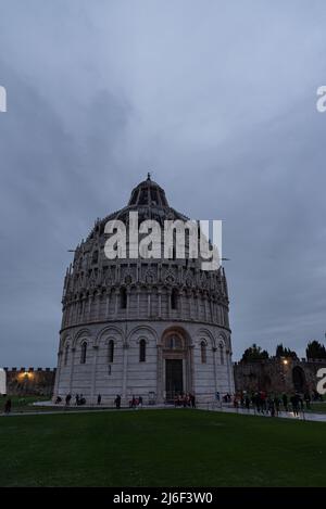 Il battistero di San Giovanni è uno dei monumenti di Piazza dei Miracoli, a Pisa; si erge di fronte alla facciata occidentale della cattedrale Foto Stock