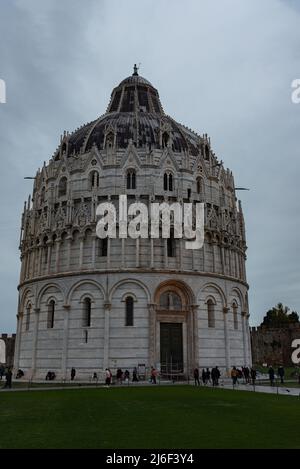 Il battistero di San Giovanni è uno dei monumenti di Piazza dei Miracoli, a Pisa; si erge di fronte alla facciata occidentale della cattedrale Foto Stock