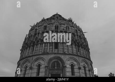 Il battistero di San Giovanni è uno dei monumenti di Piazza dei Miracoli, a Pisa; si erge di fronte alla facciata occidentale della cattedrale Foto Stock