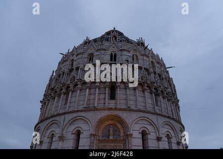 Il battistero di San Giovanni è uno dei monumenti di Piazza dei Miracoli, a Pisa; si erge di fronte alla facciata occidentale della cattedrale Foto Stock