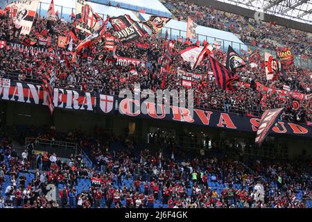 Milano, Italia. 01st maggio 2022. I sostenitori dell'AC Milan sono visti durante la Serie A match tra AC Milan e ACF Fiorentina allo Stadio Giuseppe Meazza il 1 2022 maggio a Milano. Credit: Marco Canoniero/Alamy Live News Foto Stock