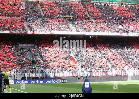 Milano, Italia. 01st maggio 2022. I sostenitori dell'AC Milan sono visti durante la Serie A match tra AC Milan e ACF Fiorentina allo Stadio Giuseppe Meazza il 1 2022 maggio a Milano. Credit: Marco Canoniero/Alamy Live News Foto Stock