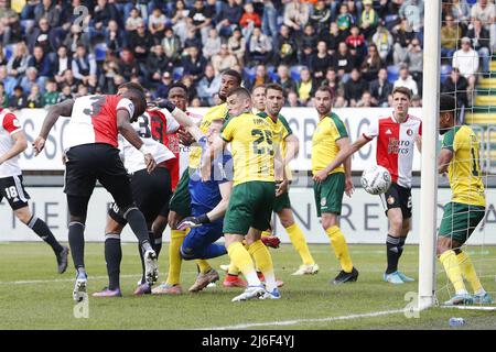 SITTARD - Lutsharel Geertruida di Feyenoord segna durante la partita olandese Eredivie tra Fortuna Sittard e Feyenoord allo stadio Fortuna Sittard il 1 maggio 2022 a Sittard, Paesi Bassi. ANP JEROEN PUTMANS Foto Stock