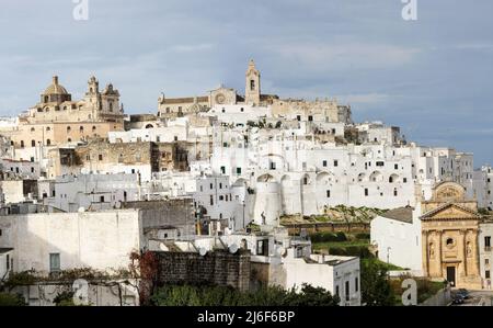 Panorama della Città Bianca medievale di Ostuni, Puglia, Italia Meridionale Foto Stock