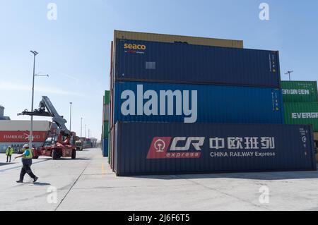 (220501) -- BUDAPEST, 1 maggio 2022 (Xinhua) -- Un container della China Railway Express è visto al Csexel Freeport Logistics Park a Budapest, Ungheria il 12 aprile 2022. ANDARE CON 'il principale centro logistico di Budapest promuove la cooperazione commerciale sino-UE' (Foto di Attila Volgyi/Xinhua) Foto Stock