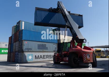 (220501) -- BUDAPEST, 1 maggio 2022 (Xinhua) -- Un carrello elevatore carica i contenitori di carico sui camion al parco logistico di Csexel Freeport a Budapest, Ungheria il 12 aprile 2022. ANDARE CON 'il principale centro logistico di Budapest promuove la cooperazione commerciale sino-UE' (Foto di Attila Volgyi/Xinhua) Foto Stock