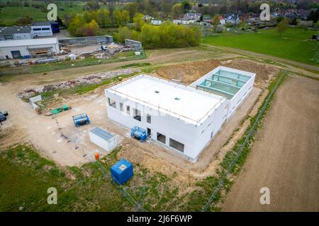 un'immagine drone di un cantiere su cui viene eretto un edificio aziendale Foto Stock