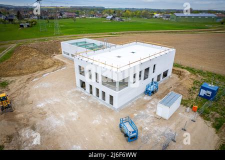 un'immagine drone di un cantiere su cui viene eretto un edificio aziendale Foto Stock