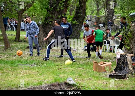 (220501) -- DEMIR KAPIJA, 1 maggio 2022 (Xinhua) -- la gente prende il campeggio durante la festa internazionale del lavoro vicino a Demir Kapija, una città situata a circa 120 km dalla capitale Skopje, Macedonia del Nord, 1 maggio 2022. (Foto di Tomislav Georgiev/Xinhua) Foto Stock