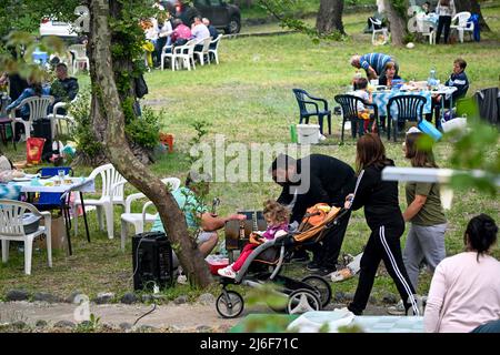 (220501) -- DEMIR KAPIJA, 1 maggio 2022 (Xinhua) -- la gente prende il campeggio durante la festa internazionale del lavoro vicino a Demir Kapija, una città situata a circa 120 km dalla capitale Skopje, Macedonia del Nord, 1 maggio 2022. (Foto di Tomislav Georgiev/Xinhua) Foto Stock