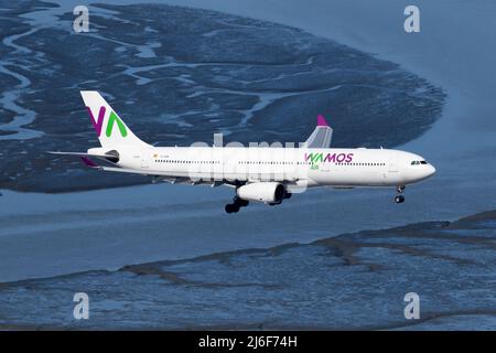 Aereo WaMos Air Airbus A330-300 dall'alto. Velivolo A330 della compagnia aerea WamosAir. Piano registrato come EC-NHM. Foto Stock