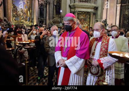 Napoli, Italia - Aprile 30,2022 : Arcivescovo di Napoli , Mimmo Battaglia, visto durante la processione. La processione del busto di San Gennaro , Patrono di Napoli, E ampolle contenenti il sangue del martire, dopo tre anni nelle vie del centro storico di Napoli sabato 30 aprile 2022. Il percorso si svolge dal Duomo di Napoli alla Basilica di Santa Chiara. Il sangue del santo si sciolse alle 17:00,00 del pomeriggio.durante il viaggio i parroci dei territori attraversati dalla processione accolgono il Santo con il suono delle campane e con l’offerta di Foto Stock