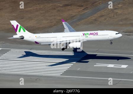 WaMos Air Airbus A330-300 atterraggio aereo. Velivolo A330 della compagnia aerea WamosAir. Piano registrato come EC-NHM. Foto Stock