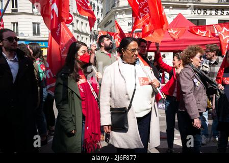I manifestanti ondano le bandiere del partito comunista e tengono i segnali mentre prendono parte alla manifestazione annuale del giorno di maggio (festa del lavoro) che segna la giornata internazionale dei lavoratori, alla Place de la Republique di Parigi, il 1 maggio 2022. Foto di Quentin Veuillet/ABACAPRESS.COM Foto Stock