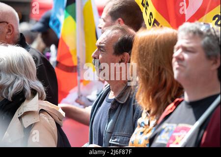 IL segretario generale PHILIPPE Martinez (C) partecipa alla manifestazione annuale della Giornata del lavoro che segna la giornata internazionale dei lavoratori, nella Place de la Republique di Parigi, il 1 maggio 2022. Foto di Quentin Veuillet/ABACAPRESS.COM Foto Stock