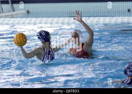 Rosa Rogondino ( Bogliasco 1951) vs Domitilla Picozzi (SIS Roma) durante le finali trimestrali - SIS Roma vs Bogliasco, Waterpolo Italian Serie A1 Women Match a Roma, Italia, Maggio 01 2022 Foto Stock