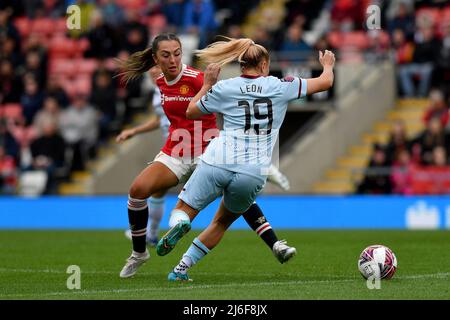 LEIGH, REGNO UNITO. MAGGIO 2nd Katie Zelem del Manchester United Women Football Club si incomberà con Adriana Leon del West Ham United Women Football Club durante la partita Barclays fa Women's Super League tra Manchester United e West Ham United al Leigh Sports Stadium di Leigh, lunedì 2nd maggio 2022. (Credit: Eddie Garvey | MI News) Credit: MI News & Sport /Alamy Live News Foto Stock