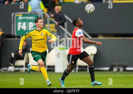 Sittard - Samy Baghdadi di Fortuna Sittard, Tirell Malacia di Feyenoord durante la partita tra Fortuna Sittard e Feyenoord presso Fortuna Sittard Stadion il 1 maggio 2022 a Sittard, Paesi Bassi. (Da Box a Box Pictures/Yannick Verhoeven) Foto Stock