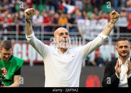 Milano, Italia. 01st maggio 2022. Stefano Pioli festeggia al termine della serie una partita tra AC Milan e ACF Fiorentina allo Stadio Giuseppe Meazza il 1 maggio 2022 a Milano. Credit: Live Media Publishing Group/Alamy Live News Foto Stock