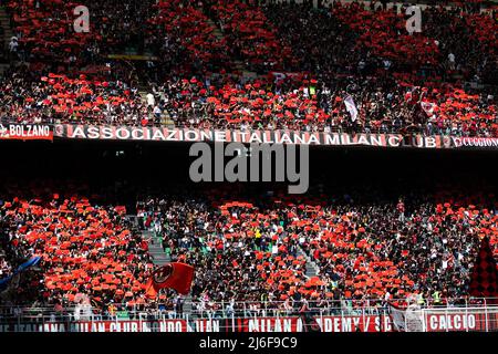 Milano, Italia. 01st maggio 2022. AC Milan tifosi durante la Serie A match tra AC Milan e ACF Fiorentina allo Stadio Giuseppe Meazza il 1 maggio 2022 a Milano. Credit: Live Media Publishing Group/Alamy Live News Foto Stock