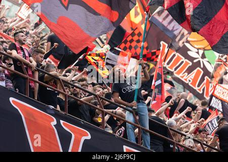 Milano, Italia. 01st maggio 2022. AC Milan tifosi durante la Serie A match tra AC Milan e ACF Fiorentina allo Stadio Giuseppe Meazza il 1 maggio 2022 a Milano. Credit: Live Media Publishing Group/Alamy Live News Foto Stock