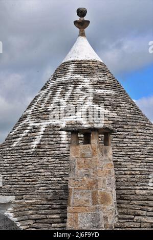 Christian Simbol sul tetto di un trullo in Alberobello, Puglia, Italia. Foto Stock