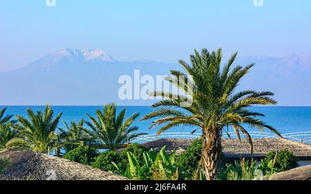 Vista delle vette innevate delle montagne ad ovest di Antalya sulla Riviera Turca Foto Stock