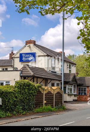 La casa pubblica di Plow & Harrow a Catshill, Worcestershire. Foto Stock