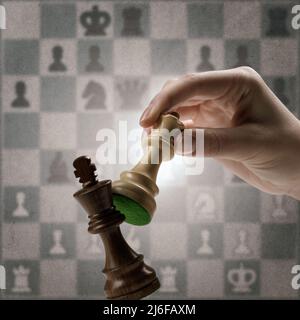 Un giocatore sta checkaccodando il re durante un gioco di scacchi: Giochi di strategia e concetto di tornei, diagramma di scacchi in background Foto Stock