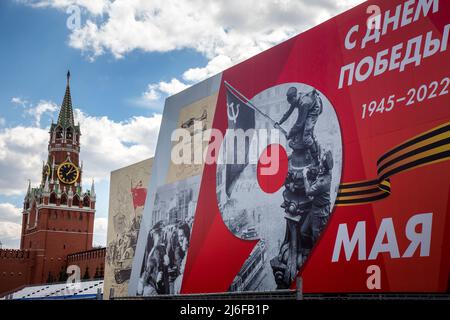 Mosca, Russia. 1st maggio, 2022 decorazione festosa della Piazza Rossa nel centro di Mosca dedicata ad una parata militare in Piazza Rossa che segna il 77th anniversario della Vittoria nella seconda Guerra Mondiale Foto Stock