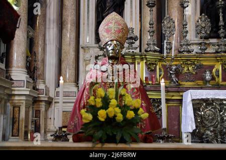 30 aprile 2022, Napoli, Campania/Napoli, Italia: Napoli, Italia - Aprile 30,2022 : processione del busto di San Gennaro , Patrono di Napoli, E ampolle contenenti il sangue del martire, dopo tre anni nelle vie del centro storico di Napoli sabato 30 aprile 2022. Il percorso si svolge dal Duomo di Napoli alla Basilica di Santa Chiara. Il sangue del saintÂ si sciolse alle 17:00,00 del pomeriggio.durante il viaggio i parroci dei territori attraversati dalla processione accolgono il Santo con il suono delle campane e con l'offerta di incenso.il cas Foto Stock