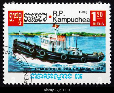 CAMBOGIA - CIRCA 1985: Un timbro stampato in Cambogia mostra Tugboat, River Boat, Stati Uniti, circa 1985 Foto Stock