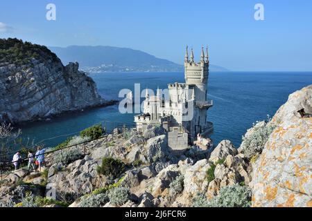 GASPRA, CRIMEA – 04 GIUGNO 2019: Il Nido del Castello di Swallow su una roccia al Mar Nero, Crimea, Russia. E' un simbolo e attrazione turistica di Crimea Foto Stock