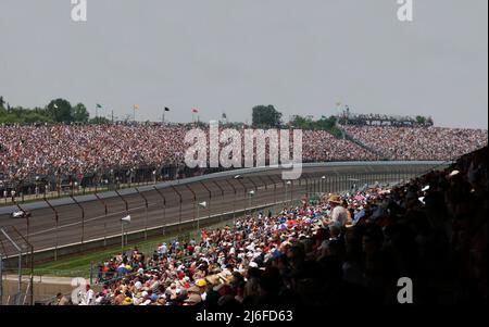 Indianapolis, Indiana, 30 maggio 2010: Izod IRL Indy 500 miglia corsa. Vista dalla Tower Terrace, di fronte alla tribuna d'angolo 4, durante la gara *immagine modificata* Foto Stock