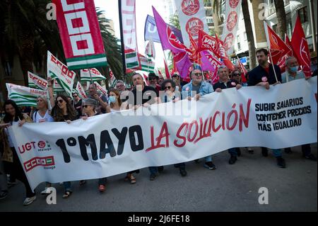 I manifestanti sono visti con bandiere sindacali e laburisti e una grande bandiera mentre prendono parte alla manifestazione della Festa del lavoro. Migliaia di persone convocate dall'Unione generale dei lavoratori (UGT) e dall'Unione dei lavoratori "Comisiones Obreras" (CCOO) a Malaga hanno tenuto una manifestazione a livello nazionale a favore dei diritti dei lavoratori e di un'occupazione dignitosa sotto lo slogan: "1 maggio la soluzione”. (Foto di Jesus Merida / SOPA Images/Sipa USA) Foto Stock