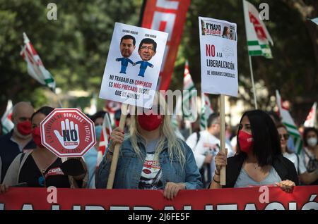 I manifestanti sono visti tenere cartelli mentre prendono parte alla dimostrazione del Labor Day. Migliaia di persone convocate dall'Unione generale dei lavoratori (UGT) e dall'Unione dei lavoratori "Comisiones Obreras" (CCOO) a Malaga hanno tenuto una manifestazione a livello nazionale a favore dei diritti dei lavoratori e di un'occupazione dignitosa sotto lo slogan: "1 maggio la soluzione”. (Foto di Jesus Merida / SOPA Images/Sipa USA) Foto Stock